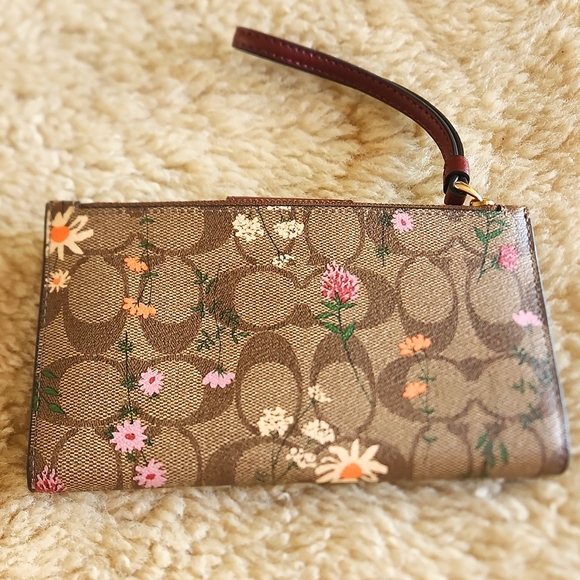 Beautiful Coach Signature Wildflower Snap Wallet/Wristlet πΈπ€π - Picture 5 of 16